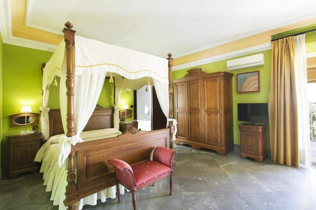 Carlos V Hotel *
